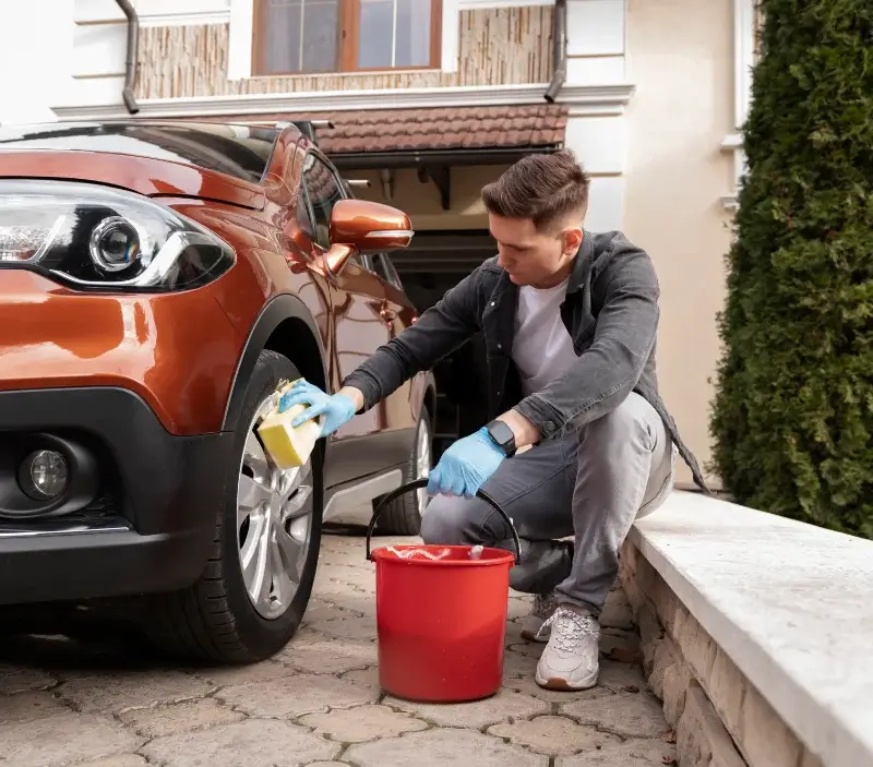 Lavage auto à domicile Pierrefeu-du-Var : professionnel intervenant sur un véhicule